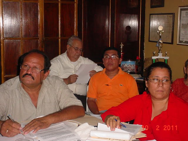 Al fondo, leyendo informacion, el vice alcalde Carlos Garcia
